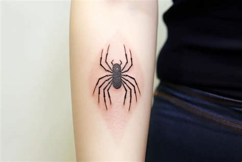 Tatuaje de araña: historia, significado y diseños